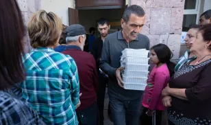 Refugees from Nagorno-Karabakh receive meals and other goods in Masis, Armenia. (mago/Alamy Live News)