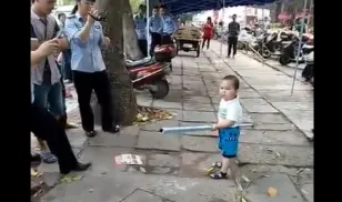  toddler china defends grandmother from chengguan 